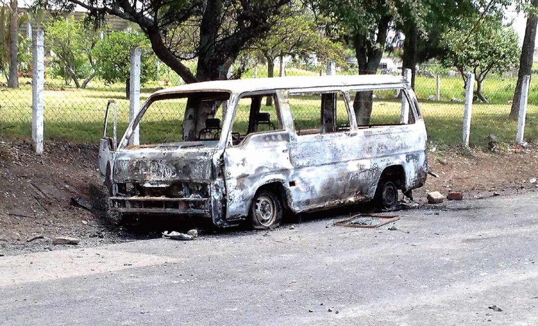 Entre los daños orginados por la gresca hay una combi incendiada, y de la cual no se pudo definir la ruta, así como un auto con impactos de bala (ESPECIAL)