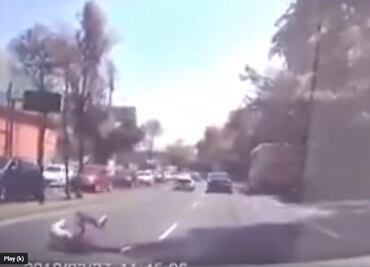 Captan momento en que presunto secuestrado se arroja de cajuela en Constituyentes