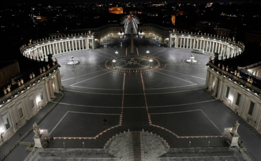 Papa preside el "Viacrucis de los niños" en una plaza vaticana desierta por el Covid