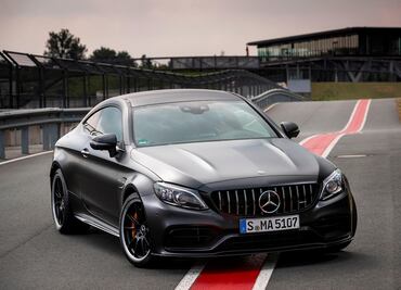 Intentando “quemar llanta”, conductor incendia su Mercedes-Benz