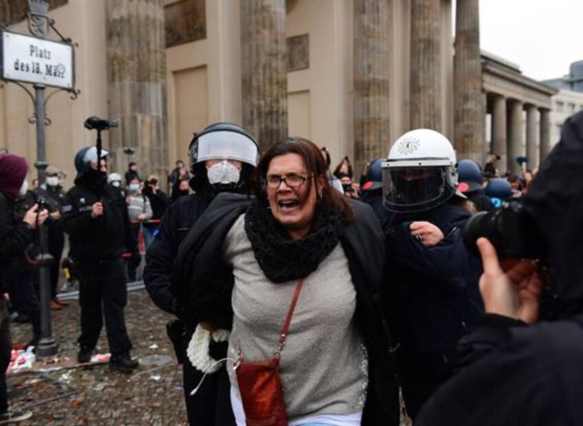 Policía de Alemania disuelve con cañones de agua protesta contra restricciones por Covid-19