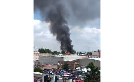En dos horas se apagará por completo incendio en fábrica de vinos de Iztacalco: Bomberos de CDMX 