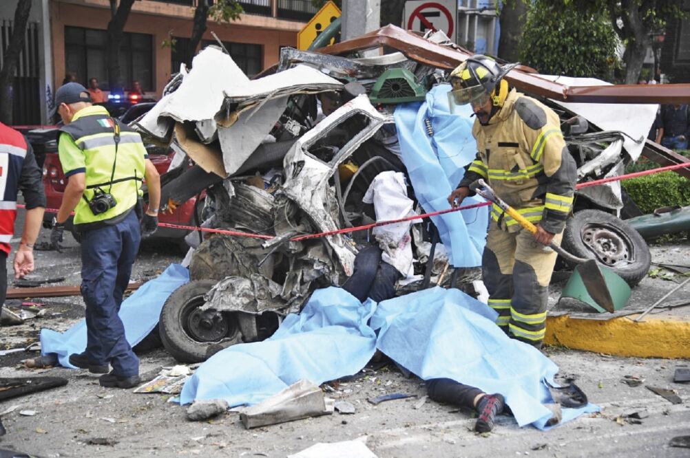 Alrededor de las 16:30 horas, una pipa que se quedó sin frenos impactó varios vehículos que esperaban el cambio de semáforo en la avenida Constituyentes, en las inmediaciones de la colonia San Miguel Chapultepec. (EL GRÁFICO)