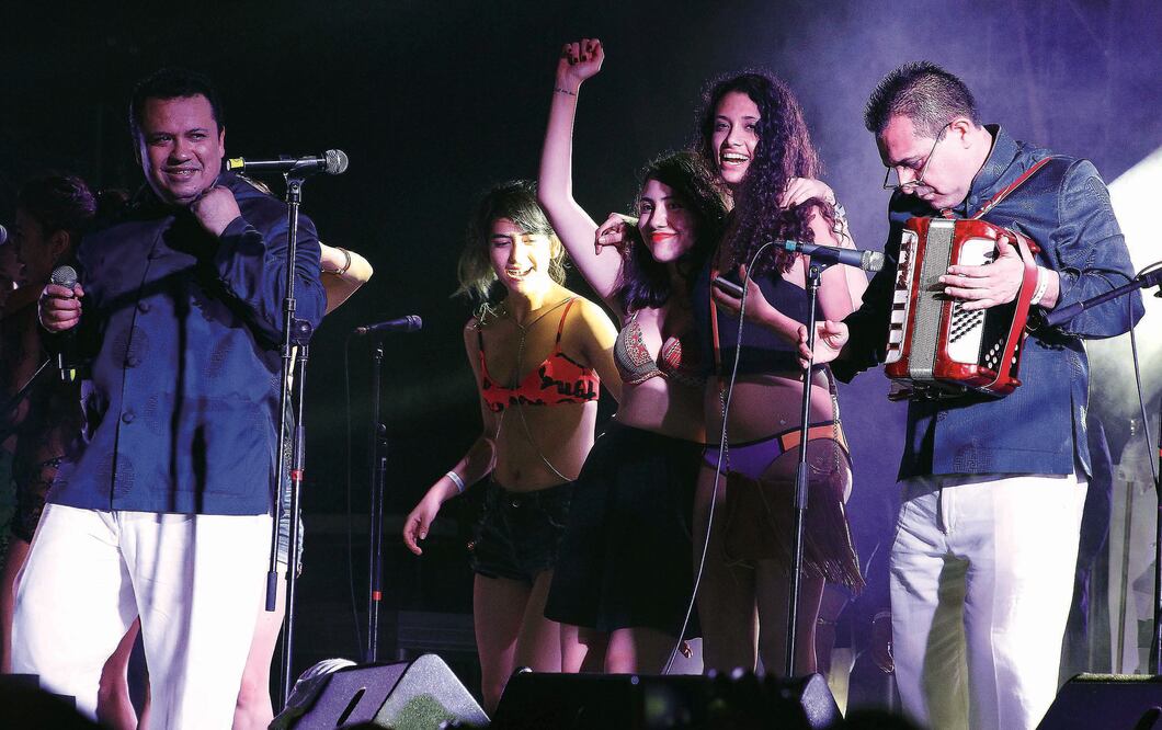 Chicano Batman y Ángeles Azules pusieron a bailar a público y turistas que asistieron al festival que se realizó este fin de semana en el puerto (ARIEL OJEDA. EL UNIVERSAL)