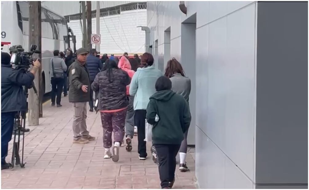 Las autoridades del INM trasladarán a las personas en autobuses rumbo a Monterrey, Nuevo León (23/01/2025). Foto: Especial