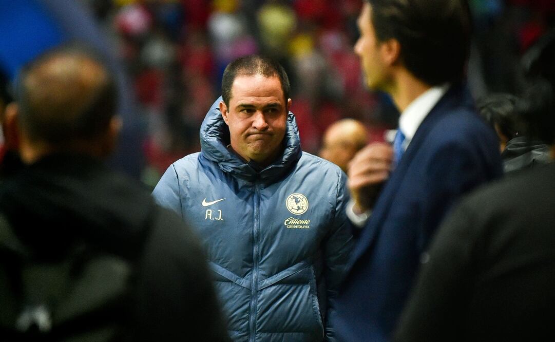 André Jardine abandonando el Estadio Nemesio Díez, tras la Final del Clausura 2025 entre Améric y Toluca - Foto: AFP