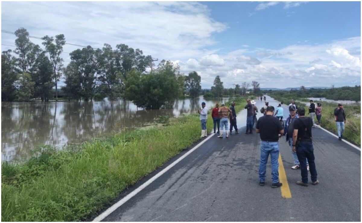 Como medida preventiva por el desbordamiento de la presa de San Joaquín, familias de poblados cercanos se preparan para ser evacuadas. Foto: Especial