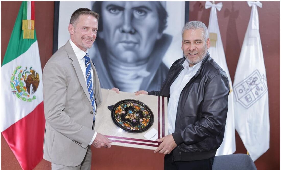 Alfredo Ramírez Bedolla y el agregado de Seguridad Diplomática de la Embajada de Estados Unidos en México, William Densmore, acuerdan reforzar acciones de seguridad en exportaciones de Michoacán. Foto: Especial