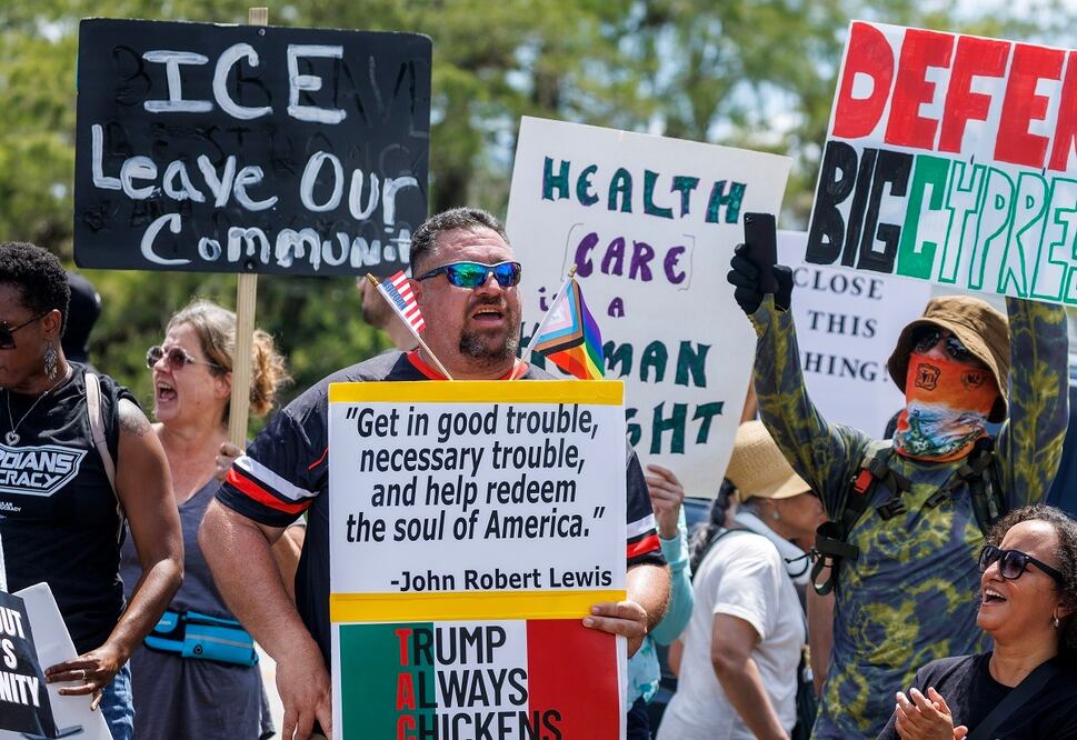 Activistas y familiares protestan por el trato a migrantes en el centro de detención Alcatraz de los Caimanes, en Ochopee, Florida. FOTO: EFE