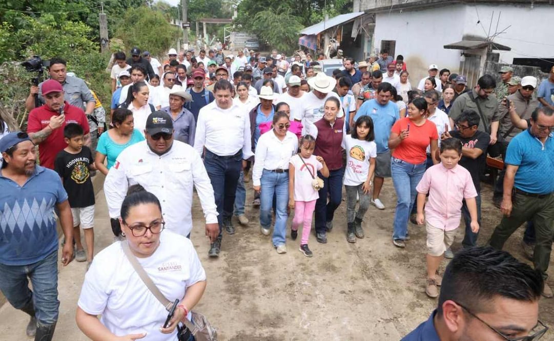La presidenta Claudia Sheinbaum recorre Pantepec, Puebla, tras afectaciones por las lluvias. Foto: Especial.