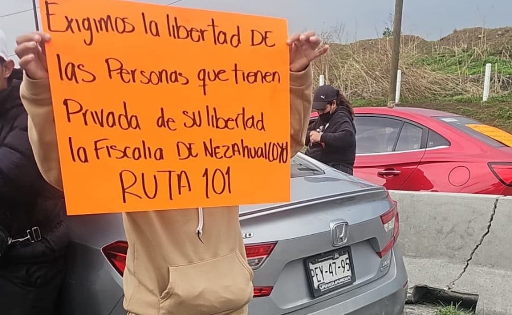 Transportistas bloquean accesos a Chimalhuacán; exigen liberar a compañeros detenidos.
Foto: Especial