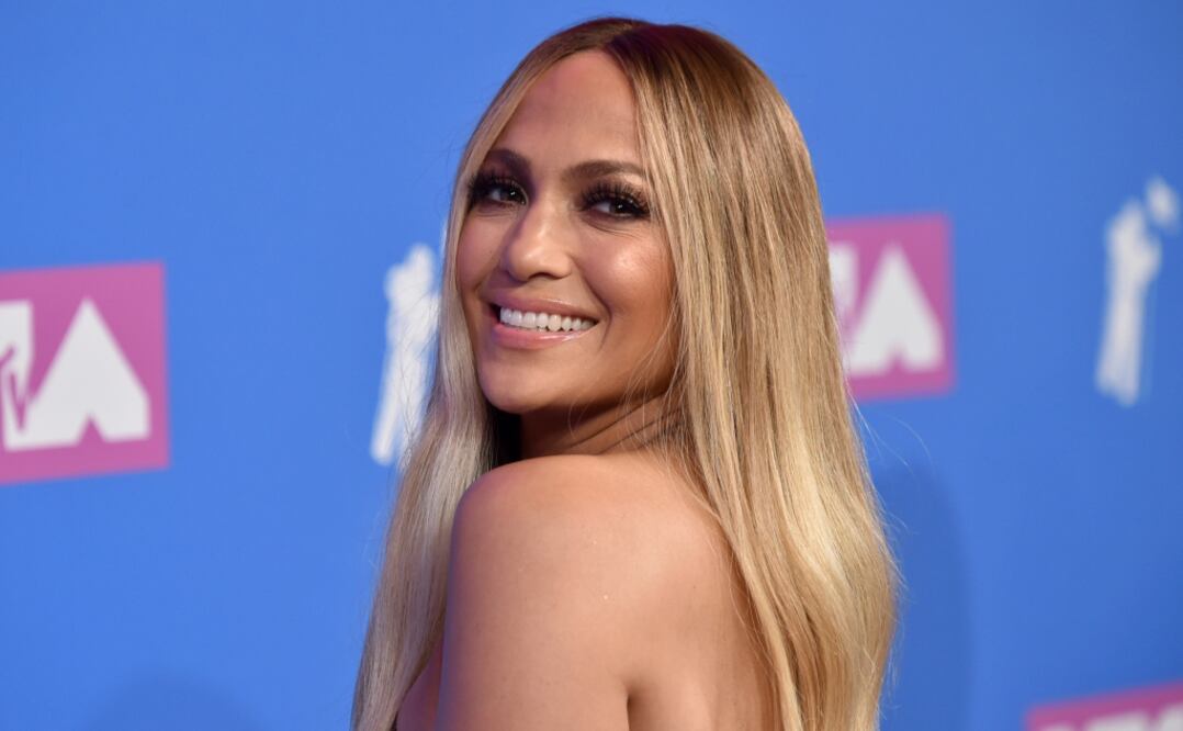 La cantante llevó looks de Versace diseñados por la italiana Donatella Versace. Foto: AP