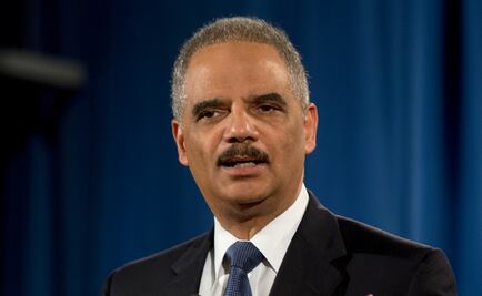 Holder: Snowden hizo un "servicio", pero debe ser castigado