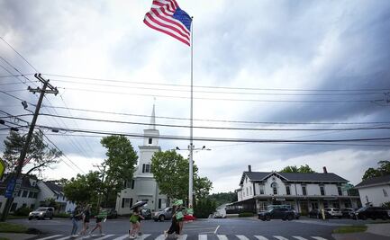 Sobrevivientes del tiroteo de Sandy Hook se gradúan con el recuerdo de alumnos asesinados hace 12 años