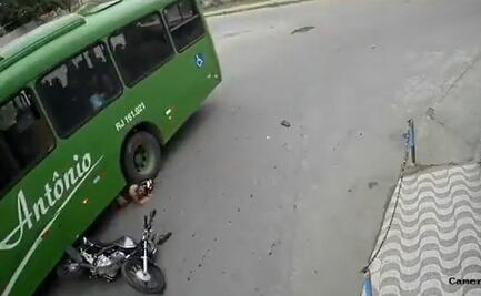 Autobús arrastra a motociclista en Brasil; casco le salva la vida