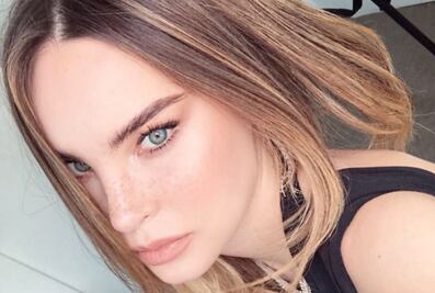 Belinda impacta con vestido ajustado y escote