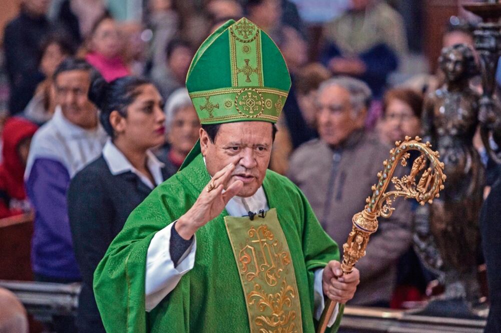 La Iglesia cátolica asegura que el dinero empleado en las campañas debería destinarse a las comunidades afectadas por los sismos de septiembre pasado; el cardenal Norberto Rivera encabezó la misa en la Catedral Metropolitana (CAMILA MATA. EL UNIVERSAL)