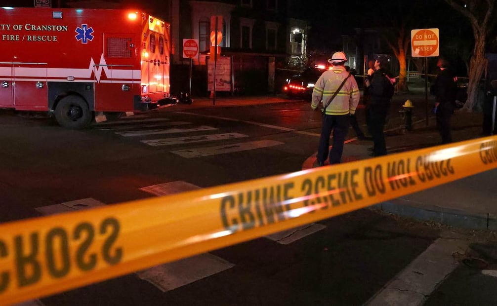 El personal de emergencias se reúne en las calles Hope y Waterman, cerca de la Universidad Brown en Providence, Rhode Island, el sábado 13 de diciembre de 2025, tras recibir informes de un tiroteo. Foto: AP