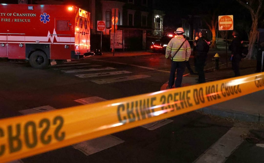El personal de emergencias se reúne en las calles Hope y Waterman, cerca de la Universidad Brown en Providence, Rhode Island, el sábado 13 de diciembre de 2025, tras recibir informes de un tiroteo. Foto: AP
