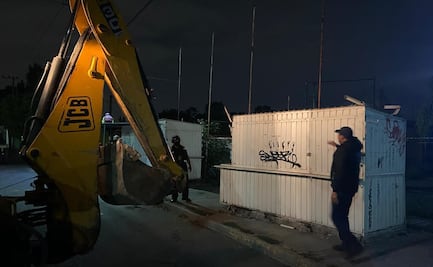 Comerciantes dañan vehículos tras desalojo de puestos en Los Reyes La Paz