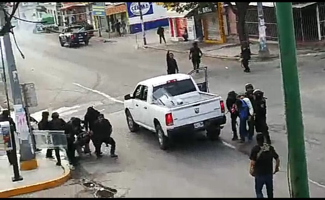 En el trayecto los integrantes de esa organización interceptaron y dañaron al menos una decena de vehículos particulares. Foto: Especial