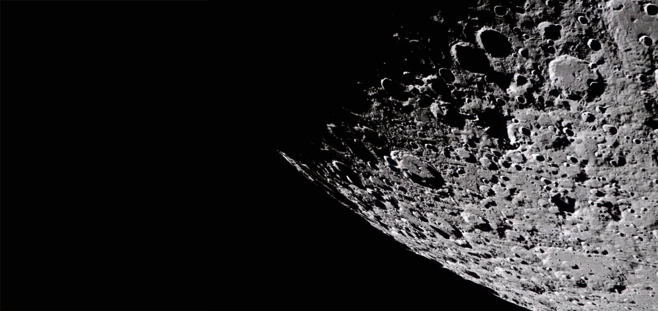 La tripulación de Artemis II capturó esta imagen del terreno plagado de cráteres en el borde oriental de la cuenca del Polo Sur-Aitken de la Luna. Foto: AP