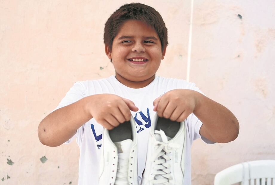El pequeño emprendedor ofrece servicio a domicilio siempre y cuando el lugar esté cerca, si no, pide que le lleven los tenis a su casa, Foto: Especial