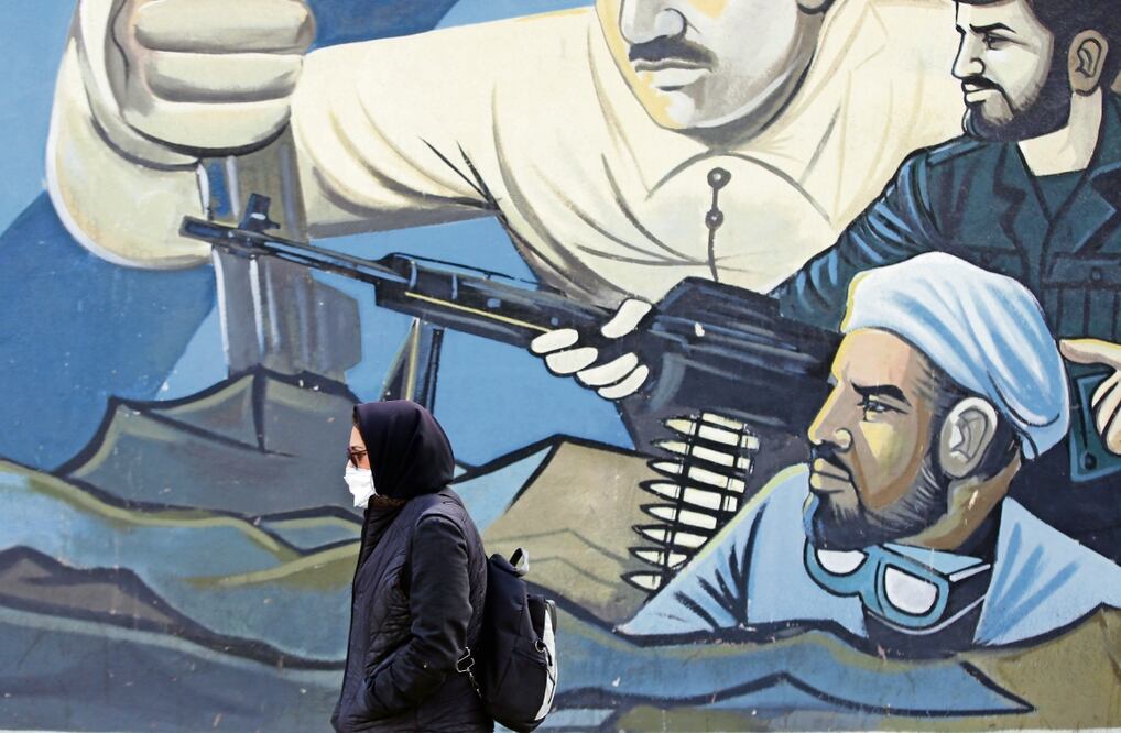 Una mujer iraní junto a un mural de soldados de la Guardia Revolucionaria en Teherán, el 30 de enero pasado. Foto: EFE