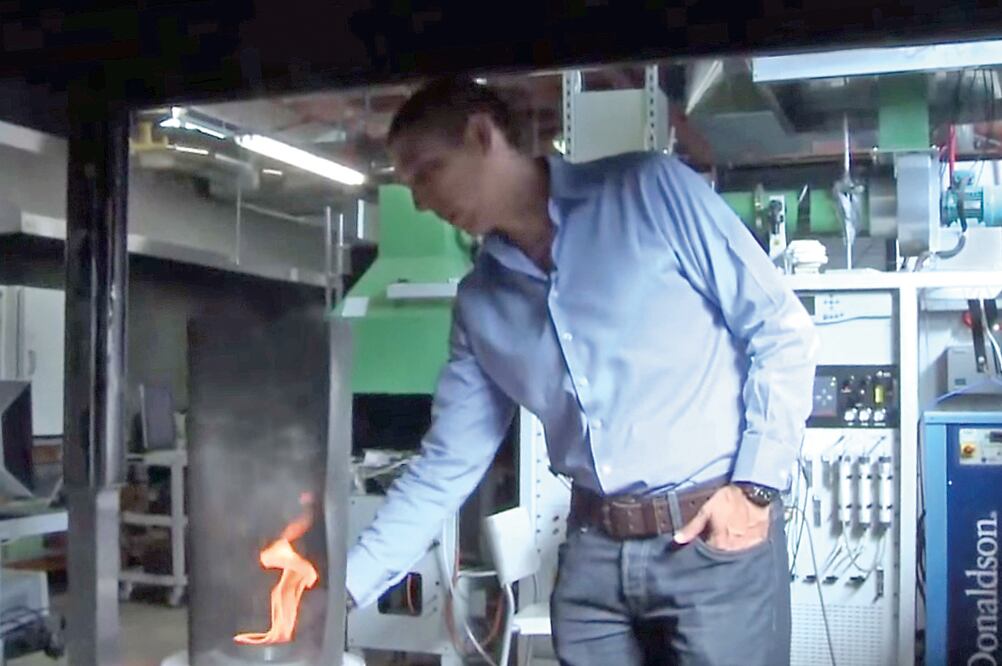 Torero, doctorado en protección de incendios por la Universidad de Berkeley, dice que en Cocula hallaron sólo la acumulación de pequeños fuegos comunes en los basureros, pero no de la magnitud necesaria para destruir 43 cuerpos (UNIVERSIDAD DE EDIMBURGO)