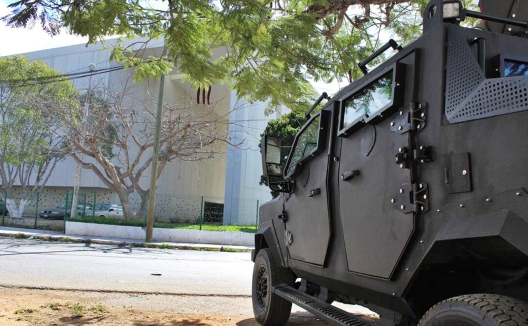 La presencia policiaca llamó la atención de los habitantes del sur de Mérida, pues se observaban agentes encapuchados, fuertemente armandos y con vehículos blindados. Foto: Especial