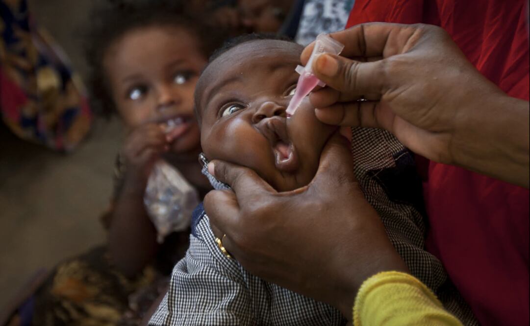 A Somali child receives a polio vaccine - Photo: Ben Curtis/AP