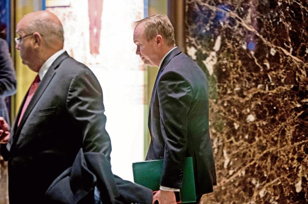 El congresista republicano Mick Mulvaney (der.) es considerado un fiscal conservador, partidario de una reducción al gasto del gobierno federal (ANDREW HARNIK. AP)