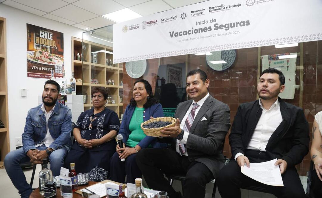El gobernador de Puebla, Alejandro Armenta, encabezó la conferencia de prensa "Puebla, Vacaciones Seguras". Foto: Carlos Mejía/ EL UNIVERSAL