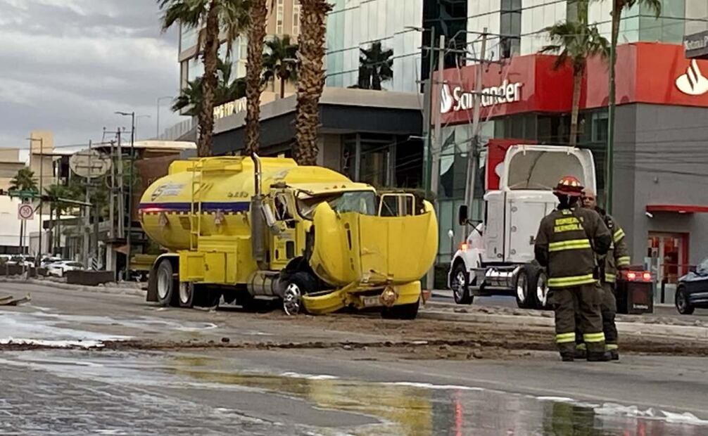 Elementos policiacos y bomberos se encuentran en el área del incidente (19/11/2025). Foto: Amalia Escobar / EL UNIVERSAL