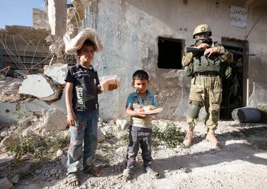 Bombardean campamento de desplazados sirios; mueren 28 