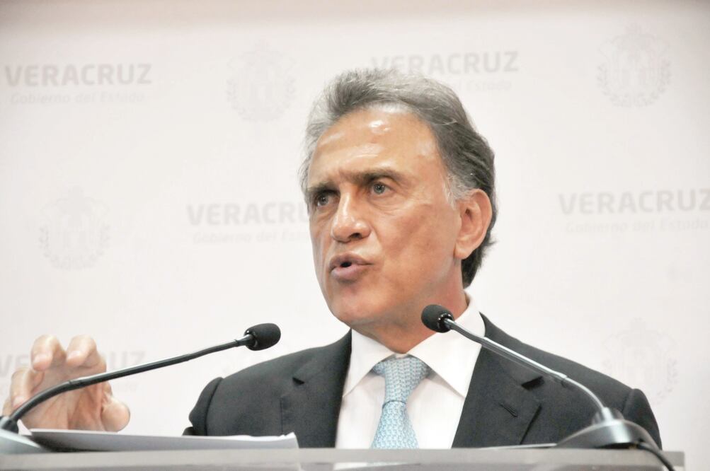 El gobernador de Veracruz, Miguel Ángel Yunes Linares, toma la palabra durante una conferencia de prensa (Foto: Miguel Ángel Carmona / EL UNIVERSAL)