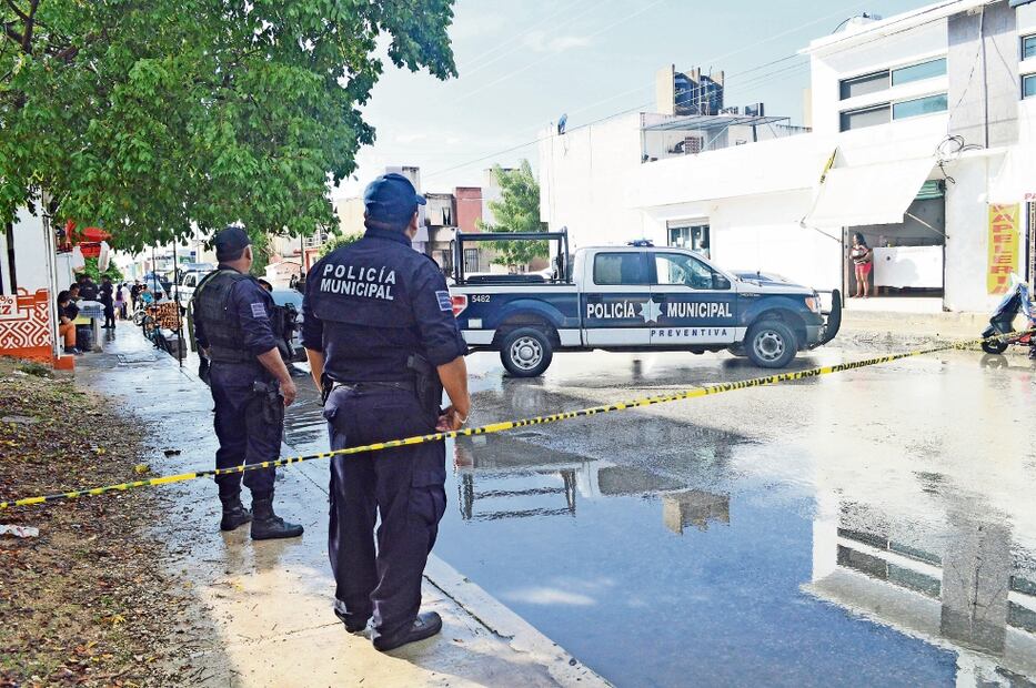 Ayer fue hallado el cadáver de otra mujer en el interior de una vivienda en el fraccionamiento Paseos Kabah; al lugar acudieron policías municipales (CUARTOSCURO)