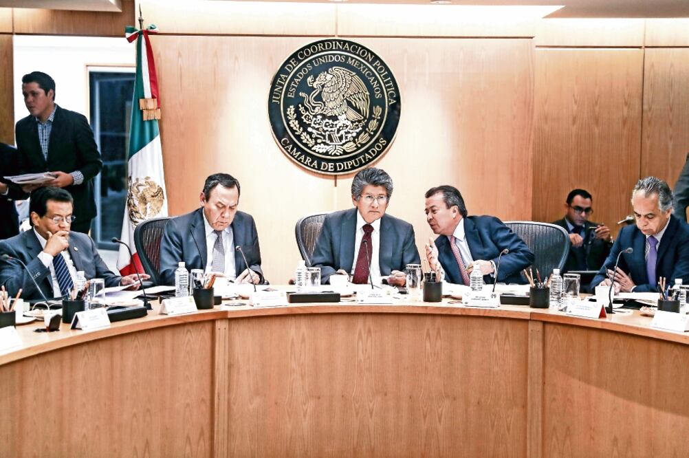 El presidente de la Jucopo, Francisco Martínez (segundo de der. a izq.), presentó un punto de acuerdo para exigir orden en prisiones (ARCHIVO ELUNIVERSAL)