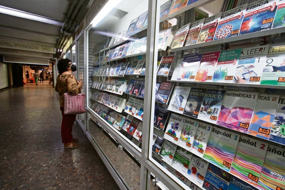 Desde hace 25 años, la producción de libros de texto gratuitos para secundaria debe realizarse entre mayo y junio con el objetivo de tenerlos listos en las aulas en agosto. Sin embargo, ante el silencio de la SEP con las editoriales, no se sabe si se logrará tener los libros a tiempo para el ciclo escolar 2023-24. Foto: Carlos Mejía / EL UNIVERSAL