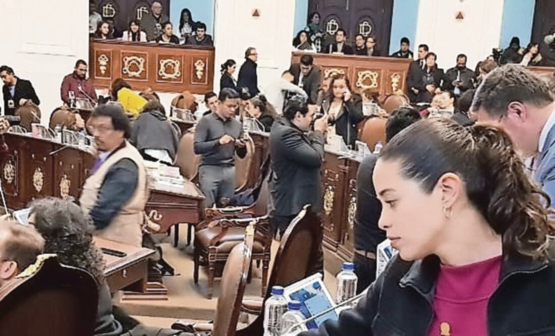 Durante la sesión ordinaria de ayer los legisladores se encontraban listos para emitir sus votos en la aprobación de un dictamen en materia de transparencia; sin embargo, el sistema electrónico de votación tardó en abrir en sus tabletas. SANDRA HERNÁNDEZ