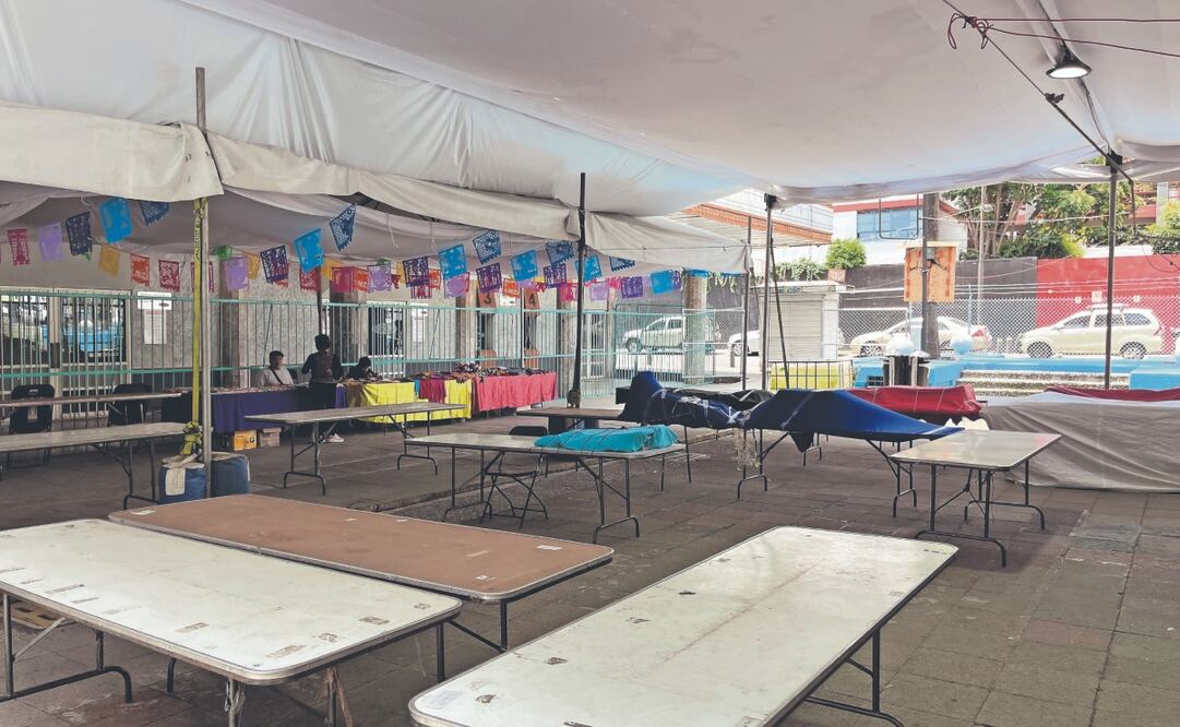 Artesanos indígenas refieren que en la explanada del Teatro Blanquita no obtienen ni 1% de lo que vendían en Paseo de la Reforma. Foto: de Rafael García