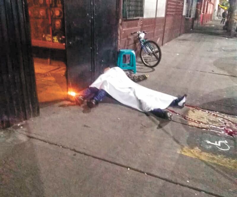 Testigos refieren que víctimas asistieron a un Halloween y riñieron con otros sujetos, quienes les dispararon. Foto: L. FIGUEROA. EL UNIVERSAL