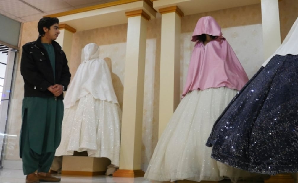 Talibanes ordenan decapitar maniquíes de las tiendas de Afganistán