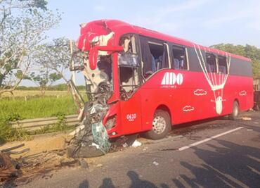 Chocan autobús de pasajeros y tráiler en zona sur de Veracruz; hay un muerto y 20 heridos