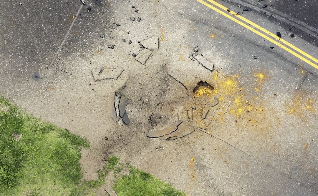 En la pista quedó un cráter que según los reportes medía unos 7 metros de diámetro y un metro de profundidad. Foto: AP