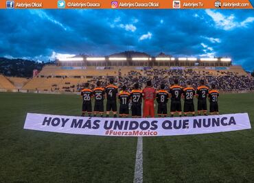 Jugadores de Alebrijes lucen nombres de municipios afectados en sus uniformes