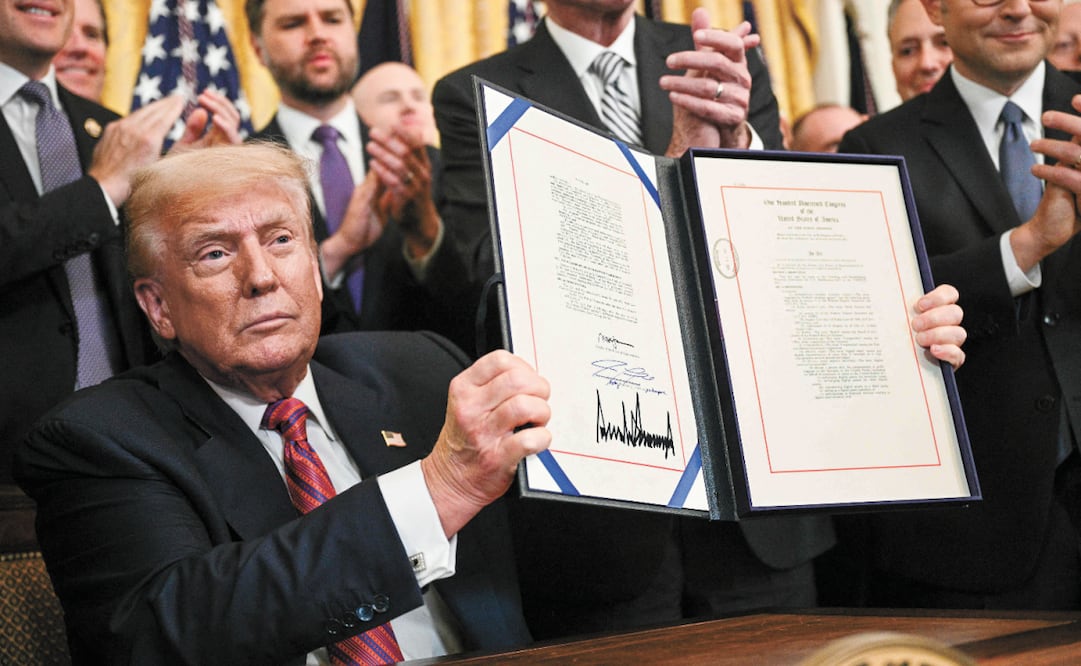 El presidente estadounidense Donald Trump durante la firma de la GENIUS Act, que busca impulsar las criptomonedas estables. Foto: Brendan Smialowski / AFP