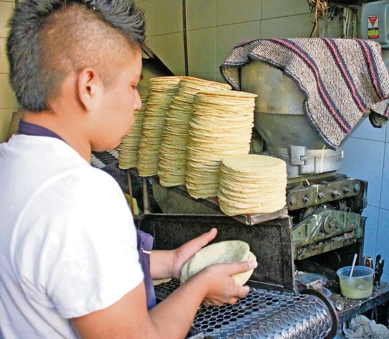 En el estado de Morelos, las bandas criminales cobran derecho de piso a negocios como tortillerías y puestos de hamburguesas. Archivo EL Universal