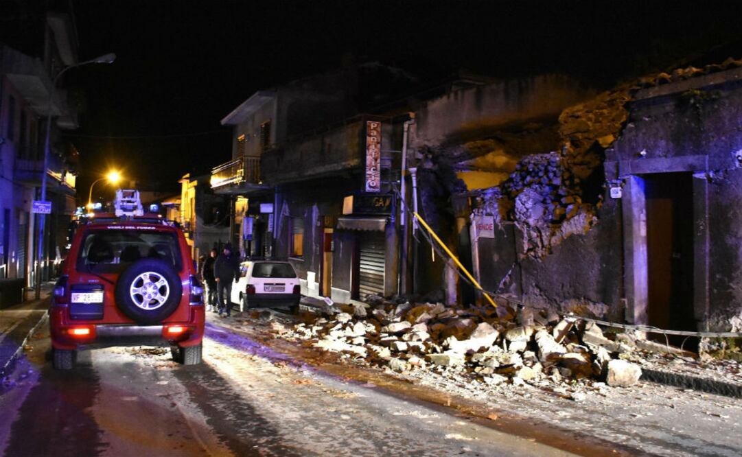 Una decena de personas fueron trasladadas en ambulancia a los hospitales, con heridas leves tras la caída de escombros. FOTO: EFE