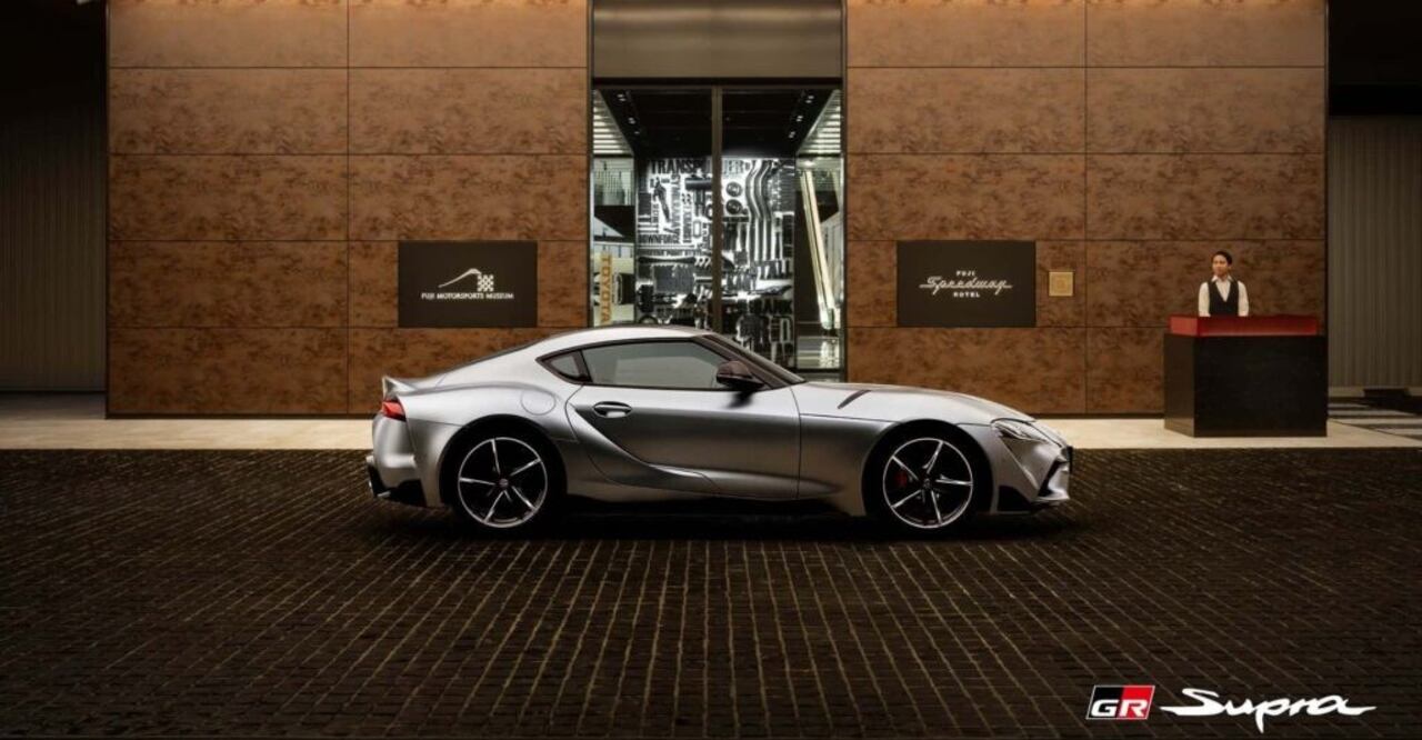 Este hotel en Japón permite manejar un Toyota Supra.